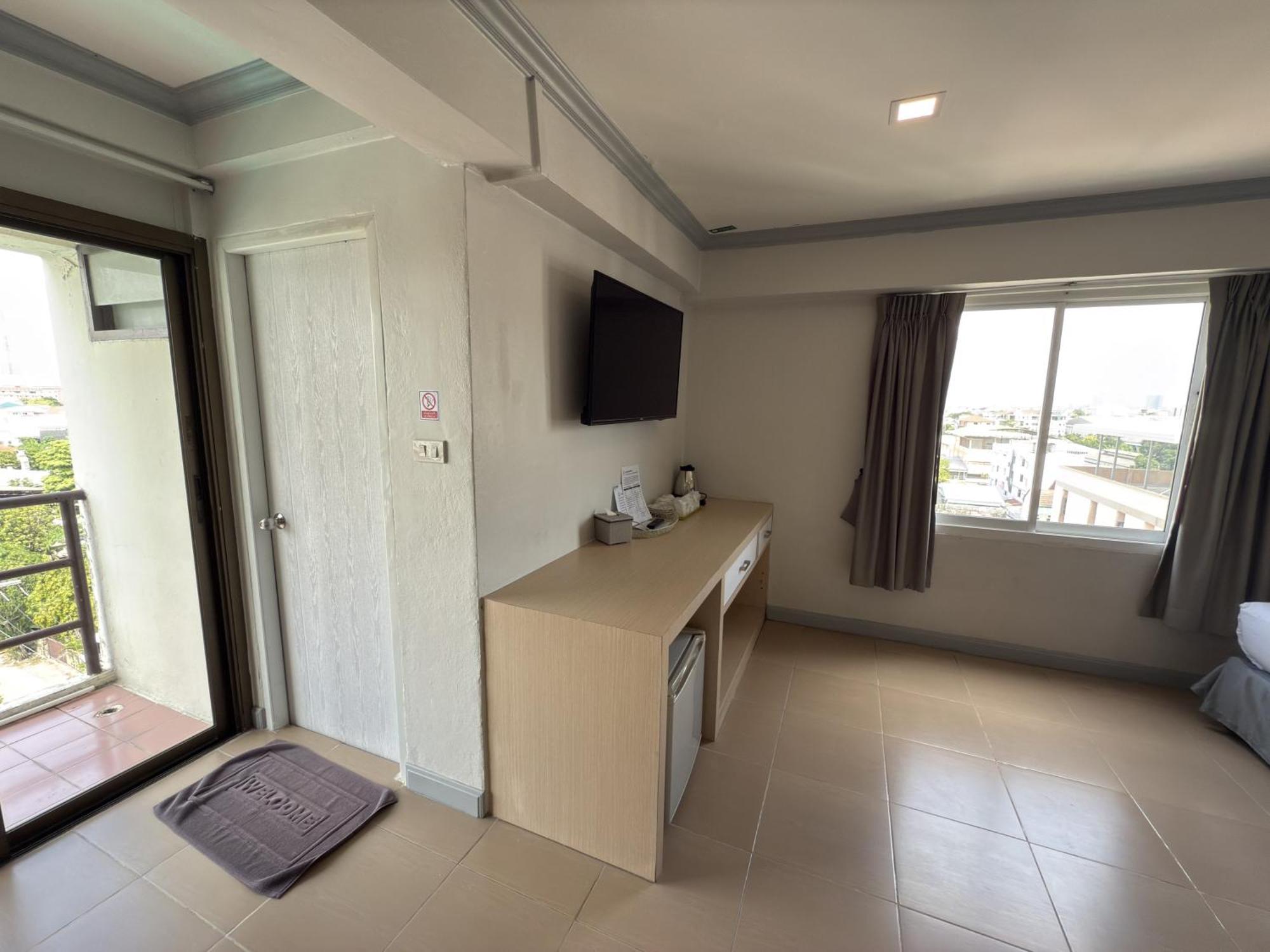 Regent Ngamwongwan Hotel Nonthaburi Exterior photo